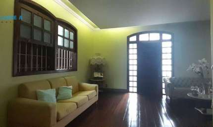 Classe A Imóveis apresenta: Casa ampla e elegante em frente à PUC