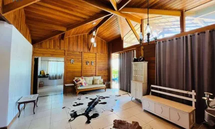 Classe A Imóveis apresenta: Casa aconchegante em meio à natureza no Condomínio Aldeias do Lago – Setor Pinheiros