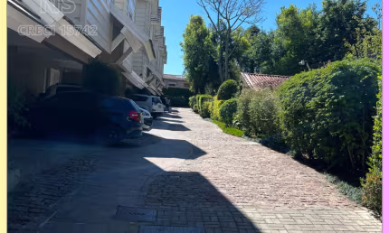 Alto Padrão, Luxo e sofisticação nesta Casa de 4 D, sendo 3 Suítes (1 Master), Mobiliada em Condomínio na Tristeza