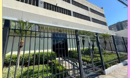 OPORTUNIDADE ÚNICA! Sala Comercial Espaçosa com 1 Vaga no Bairro Santo Antônio!