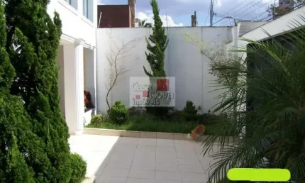 Sobrado bem localizado, próximo a padaria e outros comércios.