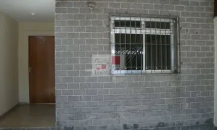 Sobrado bem localizado,próximo a mercado,ponto de ônibus e creche.