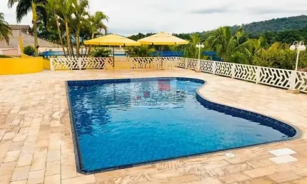 Sítio de alto padrão, com 3.840 m² muito bem planejados e distribuídos.