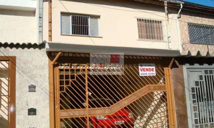 Sobrado amplo com churrasqueira,vaga para auto,próximo a mercado,escola e praça.