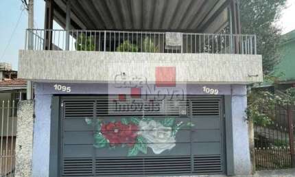 Sobrado residencial com três moradias no Jd. Brasil