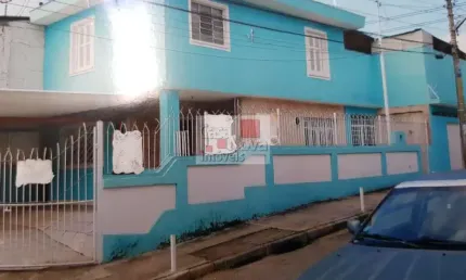 Amplo sobrado em rua tranquila,próximo a avenidas,escola e comercio.