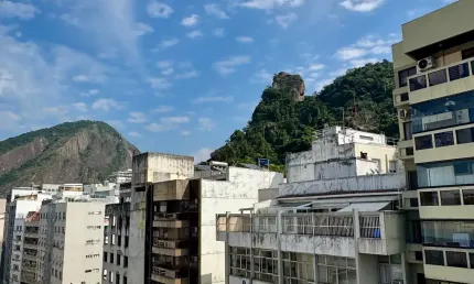 Já imaginou viver em uma cobertura duplex no coração de copacabana?