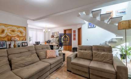 Casa com 3 dormitórios (1 suíte) à venda. São 350 m² privativos por R$ 1.990.000 no bairro Guaíra em Curitiba/PR