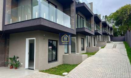 Sobrado Triplex com 3 dormitórios (2 suite) à venda. São 115 m² por R$ 649.000 no bairro Boqueirão em Curitiba/PR