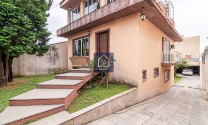 Casa com 4 dormitórios (1 suíte) à venda. São 320 m² privativos por R$ 1.416.000 no bairro Capão Raso em Curitiba/PR