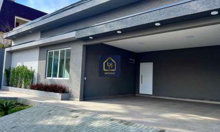 Casa Térrea Alto Padrão com 3 dormitórios à venda. São 284 m² privativos por R$ 2.690.000 no bairro Santo Inácio em Curitiba/PR