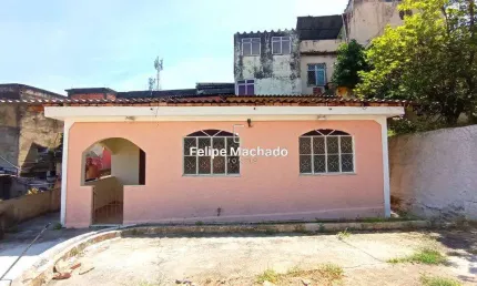 Terreno espaçoso com casa e quitinetes já construídas