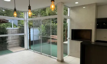 Linda casa/sobrado para locação no residencial ipoema em cesar de souza