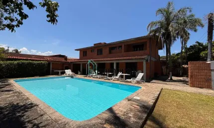 Sobrado a venda com 5 dormitórios, piscina grande, lado praia em itanhaém.