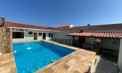 Casa com Edícula e 3 dormitórios com piscina 150 metros da Praia em Itanhaém- SP