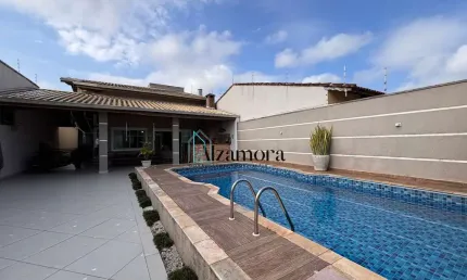 Casa com piscina a venda, perto da praia em Itanhaém.