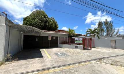 Casa com amplo espaço interno e ótima localização em Capim Macio