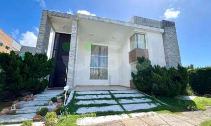 Mobiliada e com amplo espaço interno em Condomínio Fechado