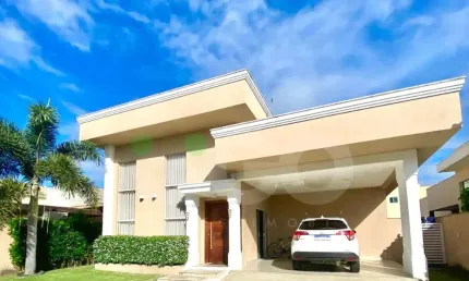 Casa Térrea com amplo espaço interno e móveis planejados no Green Clube