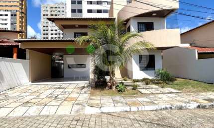 Casa com ótimo espaço interno em Condomínio Fechado em Cidade Verde