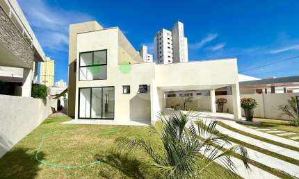 Casa ampla em Condomínio Fechado dentro da Cidade !