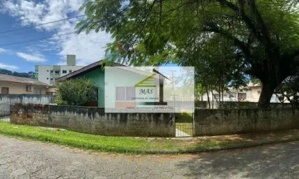 Casa à venda em terreno de 750m² em esquina privilegiada do bairro Forquilhinha