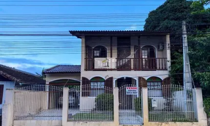 Amplo sobrado à venda em barreiros, em excelente localização.