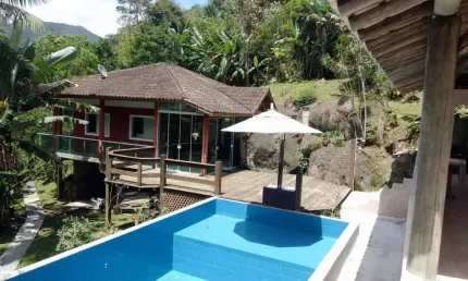Sítio á venda com nascentes de água e estrutura de lazer completa