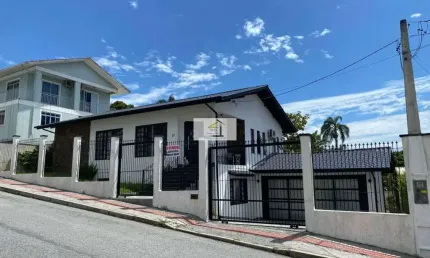 Linda casa em alto padrão, com vista mar, no centro histórico de São José