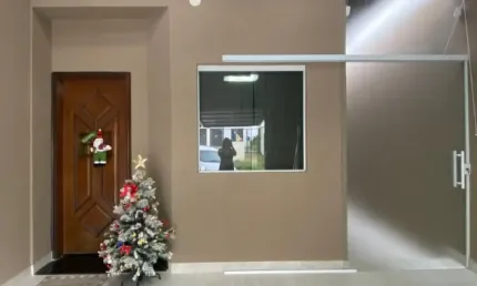 Linda casa térrea com suíte ,2 vagas e área goumert