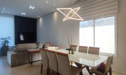 Linda casa em condomínio prox.a cidade,arborizado, com bosque,praças  e pomar