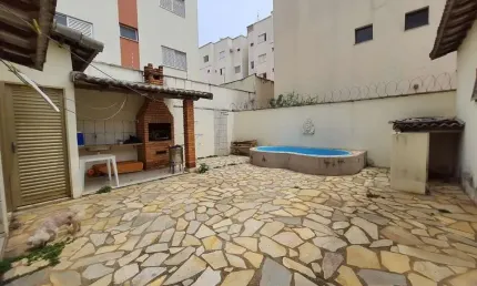 Casa com 3 quartos à venda no Santa Mônica, Uberlândia  por R$ 800.000