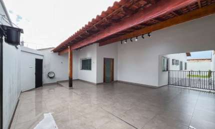 Casa com 3 quartos à venda no Alto Umuarama, Uberlândia  por R$ 650.000