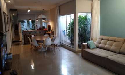 Casa em condomínio fechado com 4 quartos à venda no Jardim Holanda, Uberlândia  por R$ 760.000