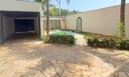 Casa com 4 quartos à venda no Tubalina, Uberlândia  por R$ 880.000