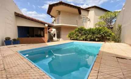 Casa com 4 quartos à venda no Jardim Patrícia, Uberlândia  por R$ 980.000