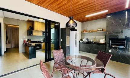 Casa com 3 quartos à venda no Alto Umuarama, Uberlândia  por R$ 1.400.000