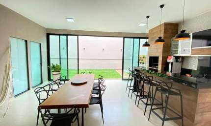 Casa com 3 quartos à venda no Jardim Botânico, Uberlândia  por R$ 795.000
