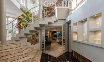 Casa com 3 quartos à venda na Avenida General Barreto Viana, 765, Chácara das Pedras, Porto Alegre por R$ 2.295.000