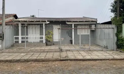 EXCELENTE CASA ! 03 DORMITÓRIOS COM SUÍTE ! PISCINA ! BOA LOCALIZAÇÃO !