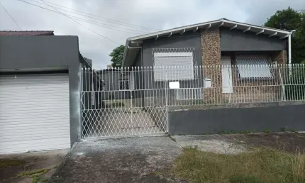 Casa 03 Dormitórios ! Bom Acabamento ! Boa Localização !