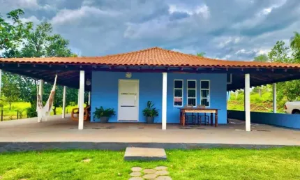 CHÁCARA COMPLETA, COM 4 CASAS, RIACHO COM ÁGUA CORRENTE CRISTALINA E 4 TANQUES DE PEIXES