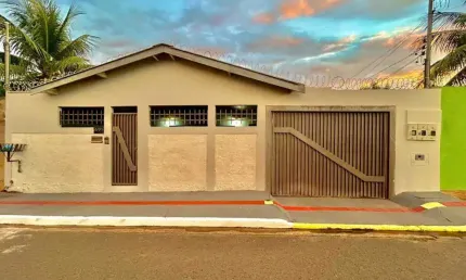 EXCELENTE CASA NO BAIRRO TIJUCA COM AMPLO ESPAÇO DE TERRENO