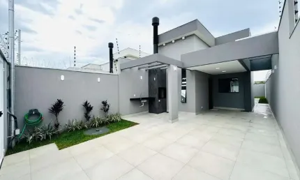 Casa térrea com área gourmet e suíte no bairro Jacy.
