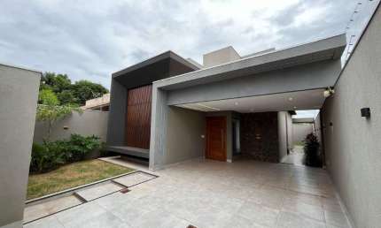 Casa térrea com área gourmet e suíte na Vila Nasser.