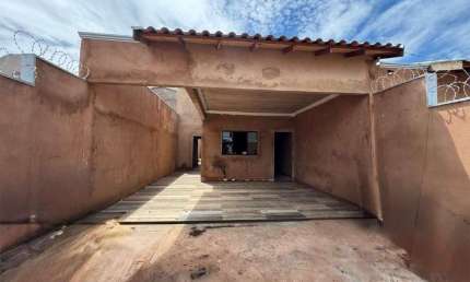 Casa nova com 01 suíte e 01 quarto, churrasqueira e espaço.