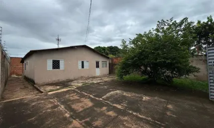 Casa com 3 quartos e espaço de terreno no Jd Aero Rancho