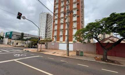 Apartamento Central com três quartos sendo um suíte.
