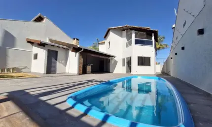 Sobrado de alto padrão à venda com espaço gourmet completo.