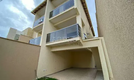 Casa geminada de 3 quartos suíte 3 vagas no Bairro Cabral